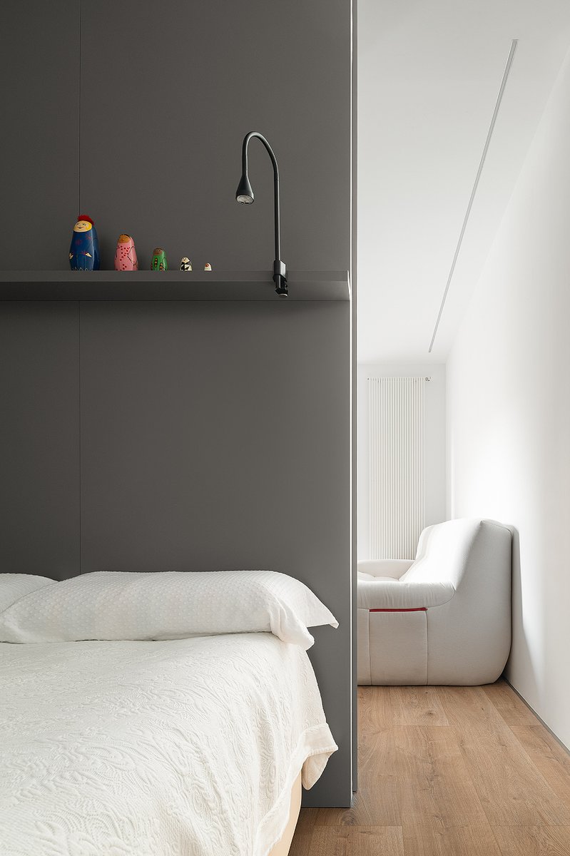 Interior_es's tweet image. The studio Oficina de Acciones Arquitectónicas Temporales (OAAT) transformed a 60 m² space into a fluid, unitary home organized around a central built-in unit that modulates spatial openness.
-&amp;gt; Photography: Gabriel Gallegos
-&amp;gt; interioresminimalistas.com/2026/04/30/una…
-&amp;gt; #interiors #Salamanca