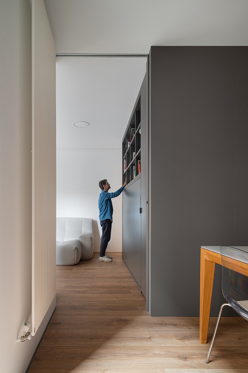 Interior_es's tweet image. The studio Oficina de Acciones Arquitectónicas Temporales (OAAT) transformed a 60 m² space into a fluid, unitary home organized around a central built-in unit that modulates spatial openness.
-&amp;gt; Photography: Gabriel Gallegos
-&amp;gt; interioresminimalistas.com/2026/04/30/una…
-&amp;gt; #interiors #Salamanca