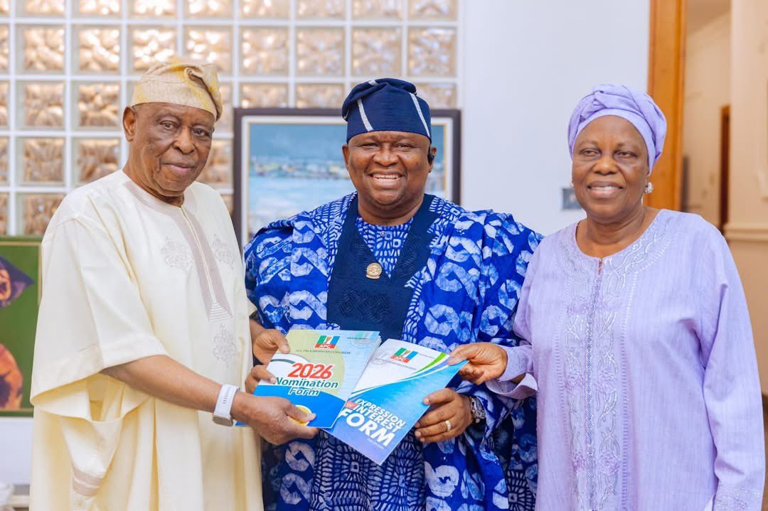 Sen_AdeolaYAYI's tweet photo. Yesterday, I presented my Expression of Interest and Nomination Form to Aremo Olusegun Osoba, former Ogun State Gov, as the APC Consensus Candidate in 2027. He took me through a pictorial of Progressives” Governors of the set of 1999 and the late leader, Chief Obafemi Awolowo. https://t.co/DJmHW8i1eA