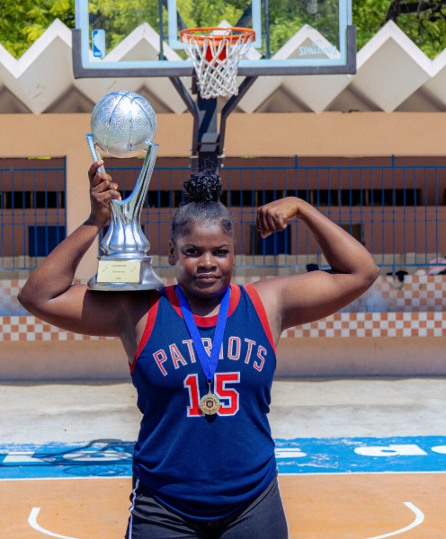 lequotidien509's tweet image. #Basket | Nadia #Geffrard, surnommée « Bèt la », s’impose comme le nouveau visage du basketball féminin haïtien. Capitaine du CVU, elle a porté son équipe en finale de Divas Mania 2026 en inscrivant 12 points, soit 75 % du total face aux Vikings. #lequotidien509 #Haïti