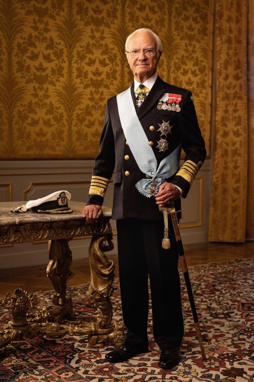 🇸🇪 ¡Felicidades! 🇸🇪 Hoy celebramos el 80. cumpleaños de nuestro rey, S. M. Carl XVI Gustav. El rey es el monarca sueco que más tiempo ha reinado en la historia de Suecia. Suecia es una monarquía constitucional con democracia parlamentaria, donde el poder emana del pueblo.