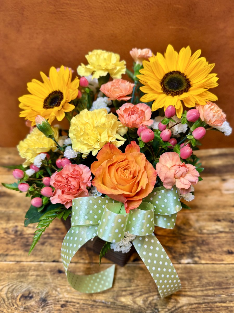 F_HANASHIMA's tweet photo. 【🌻母の日デザイン🌻】

◻️MO-02「サニーハーモニー」

ピンクや赤のカーネーションとはひと味違う、ひまわりを主役にした母の日アレンジメントです

いつもとチョット違うデザインを
という方にはオススメです👍🏼🌻
#母の日ギフト #ひまわり #フラワーアレンジメント https://t.co/1vDNqZ1gud