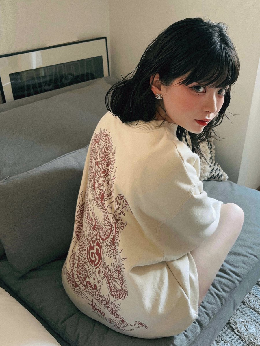 pool_of_synapse's tweet photo. 90s復刻stussyドラゴンスウェット🐉

フィルムっぽい加工が好きでBeauty camのレトロモード使ってる🙆‍♀️
ノイズの調整もできるのがいい！ https://t.co/4mfoscIZII