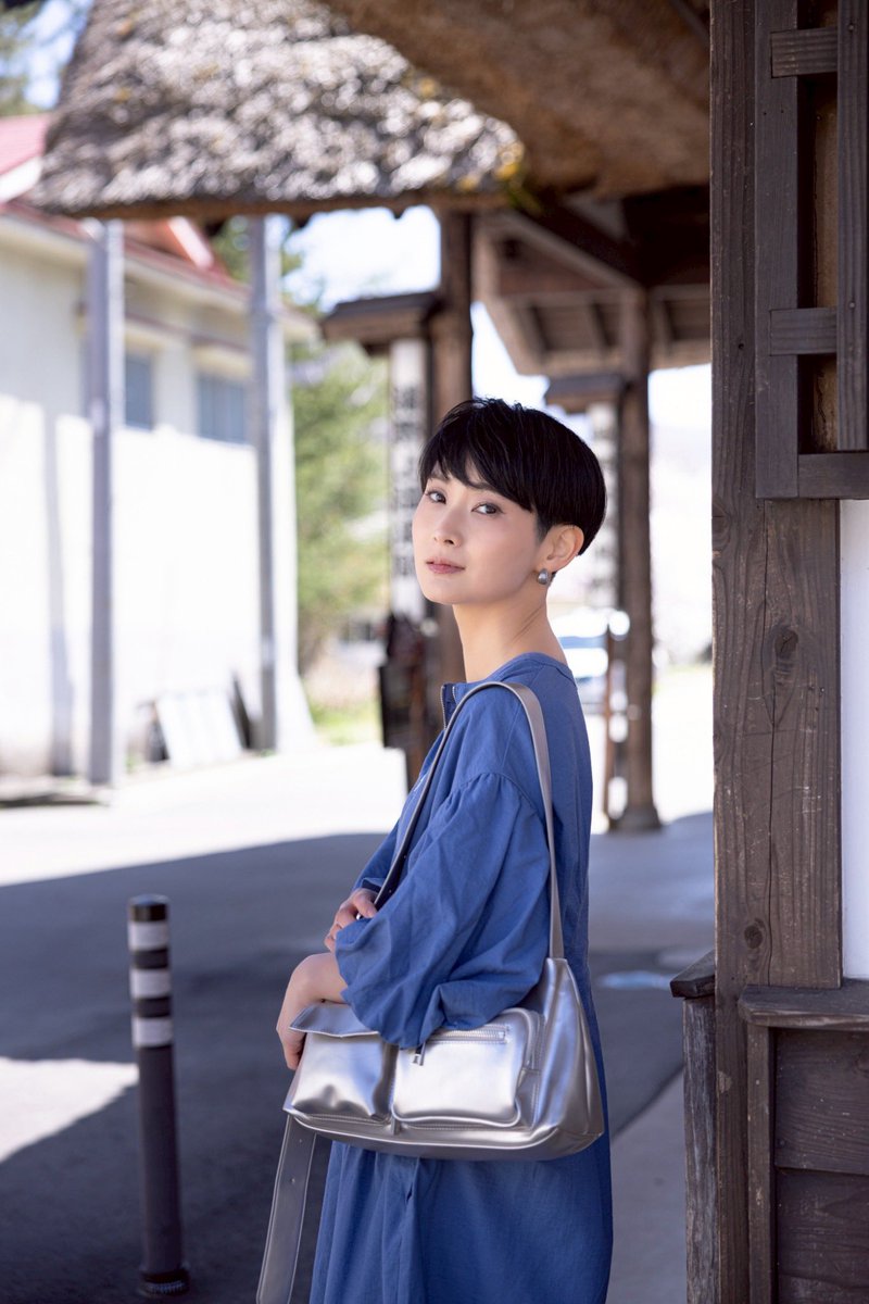 hattori_nana's tweet photo. 湯野上温泉駅は、日本で唯一の「茅葺き屋根の現役駅舎」です！桜満開でした🌸 https://t.co/p82DJzudpm