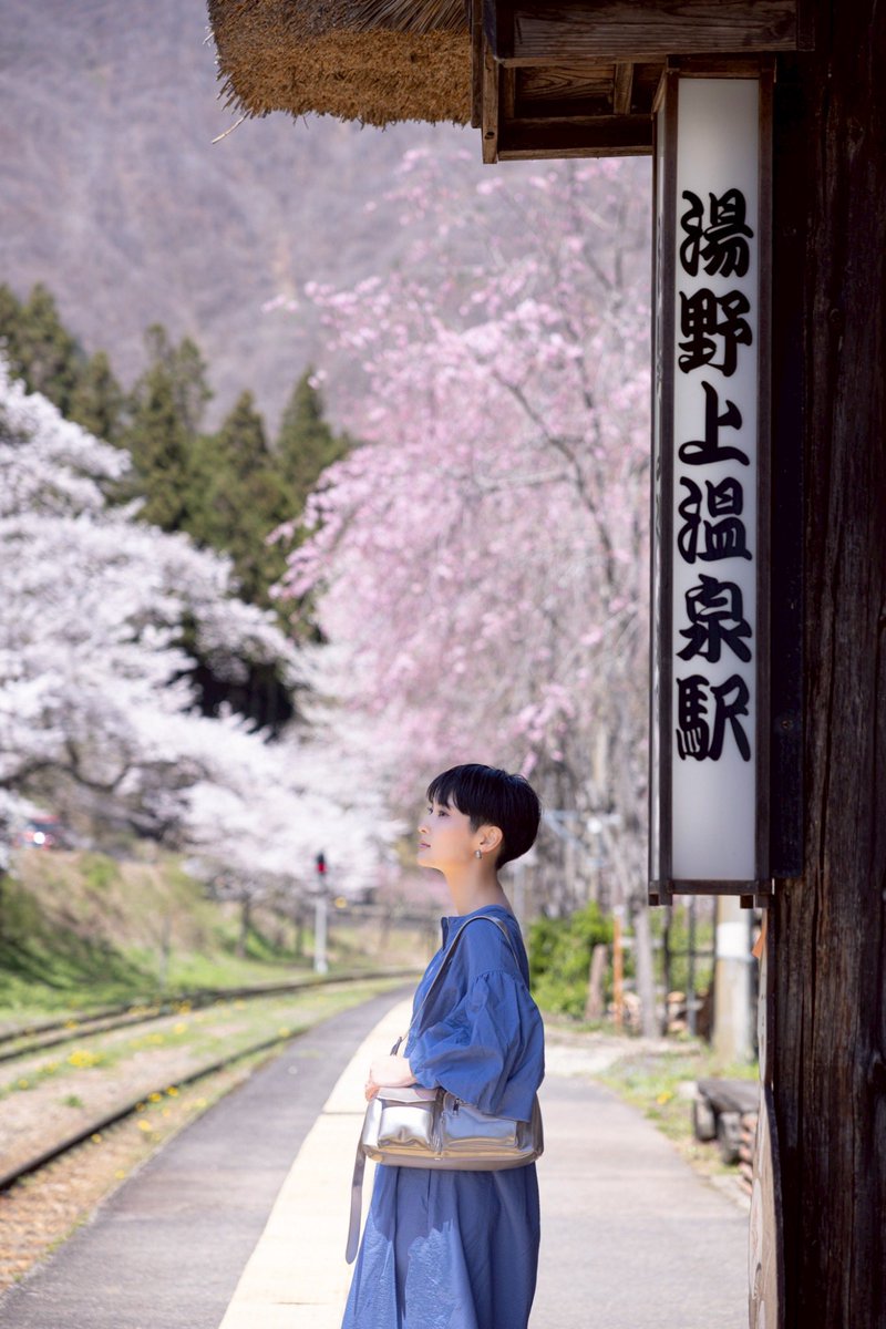 hattori_nana's tweet photo. 湯野上温泉駅は、日本で唯一の「茅葺き屋根の現役駅舎」です！桜満開でした🌸 https://t.co/p82DJzudpm