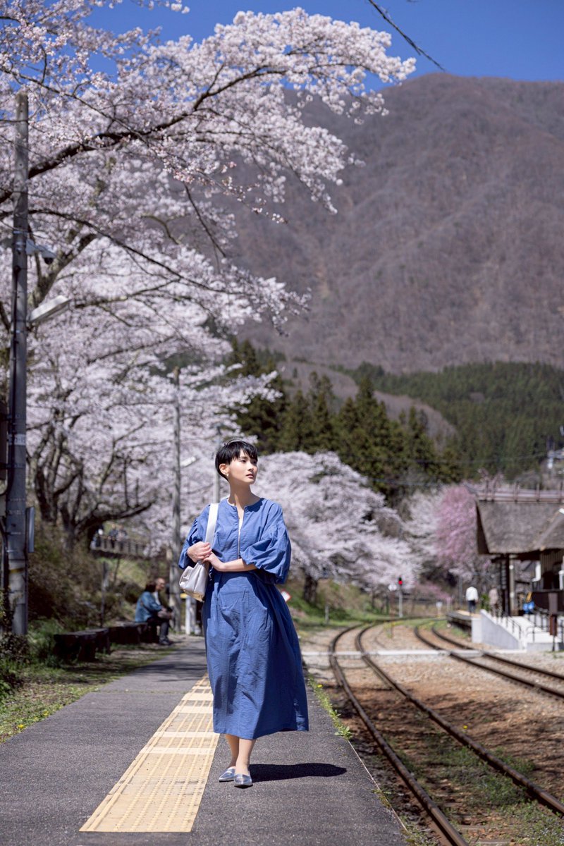 hattori_nana's tweet photo. 湯野上温泉駅は、日本で唯一の「茅葺き屋根の現役駅舎」です！桜満開でした🌸 https://t.co/p82DJzudpm