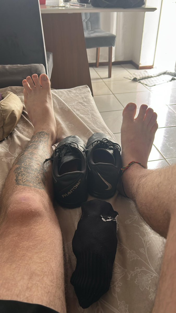 Cheirão depois do futebol… imagine poder lamber e cheirar esse pezão

Você nasceu para isso, ser usado e descartado 💪🏻🤑