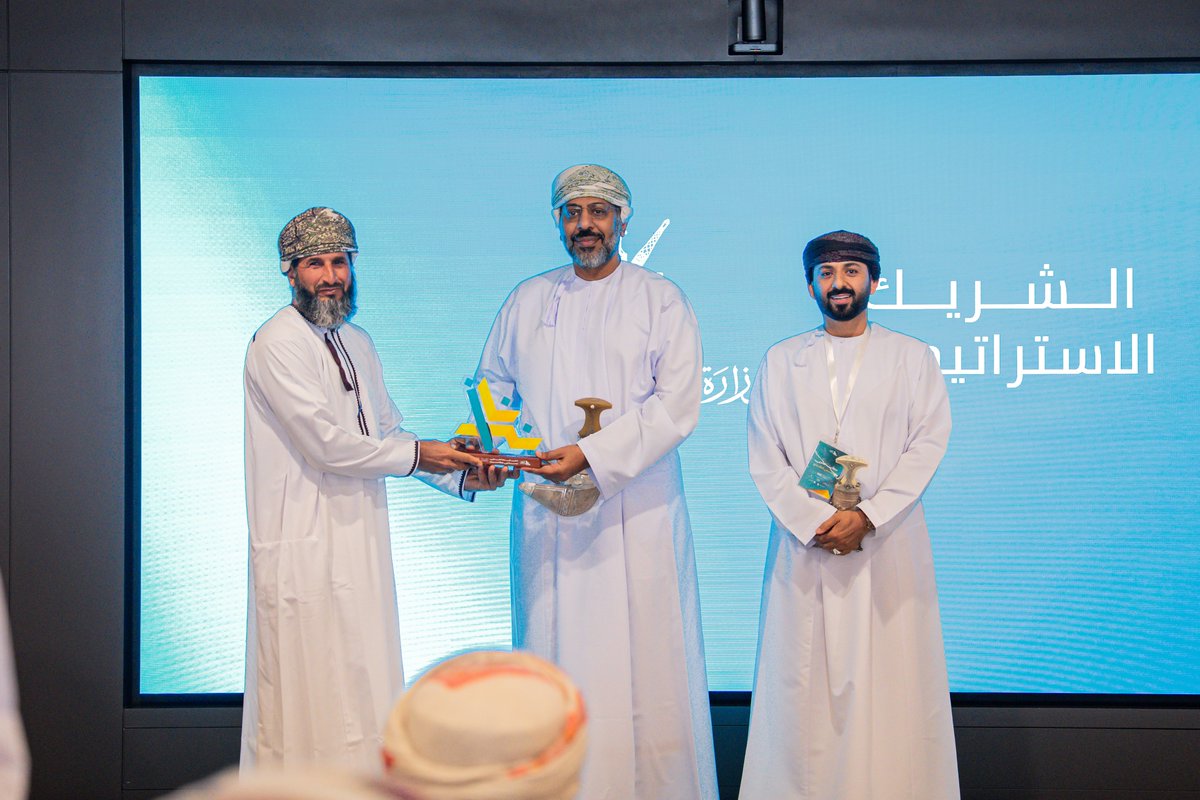 nafith_app's tweet photo. بكل اعتزاز، نثمّن الرعاية الرسمية لشركة OQ لتطبيق نافذ، ونقدّر إسهامات شركائنا الاستراتيجيين في إنجاح حفل تدشين أول مركز اتصال مرئي لخدمة ذوي الاعاقة السمعية  شراكتكم كانت حجر الأساس لهذا الإنجاز، وبكم نواصل بناء مستقبل أكثر شمولًا وتمكينًا.  كل الشكر والتقدير لكم⭐️ https://t.co/JBxj7mY3Bp