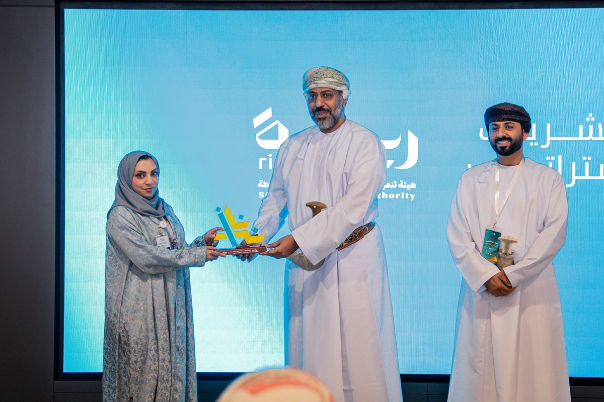 nafith_app's tweet photo. بكل اعتزاز، نثمّن الرعاية الرسمية لشركة OQ لتطبيق نافذ، ونقدّر إسهامات شركائنا الاستراتيجيين في إنجاح حفل تدشين أول مركز اتصال مرئي لخدمة ذوي الاعاقة السمعية  شراكتكم كانت حجر الأساس لهذا الإنجاز، وبكم نواصل بناء مستقبل أكثر شمولًا وتمكينًا.  كل الشكر والتقدير لكم⭐️ https://t.co/JBxj7mY3Bp
