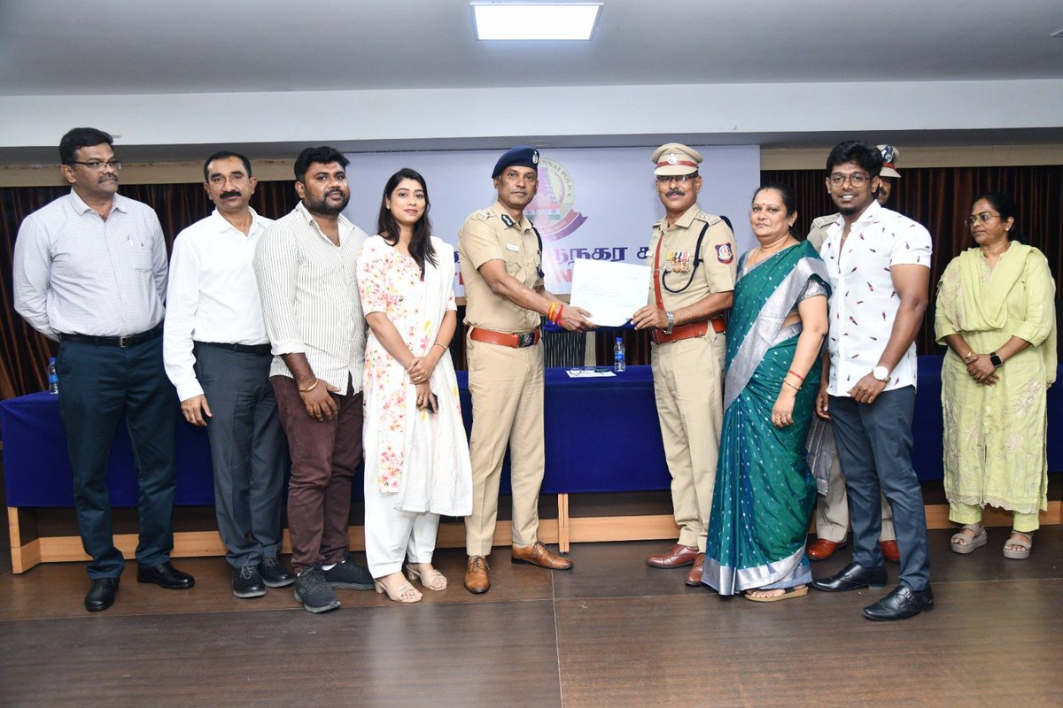 chennaipolice_'s tweet photo. ✨திரு. அபின் தினேஷ் மோதக், இ.கா.ப., காவல் ஆணையாளர் அவர்கள் இன்று பணி ஓய்வு பெறுகின்ற திரு.s.மகேஷ்வரன் இ.கா.ப., காவல் இணை ஆணையாளர் (தலைமையிடம்) மற்றும் 39 காவல் அதிகாரிகள்/ஆளிநர்களை👮♂️பாராட்டி சான்றிதல்🏅 வழங்கினார்.💐
#RetirementCeremony #ServiceRecognition #IPS #PoliceLife #PublicService