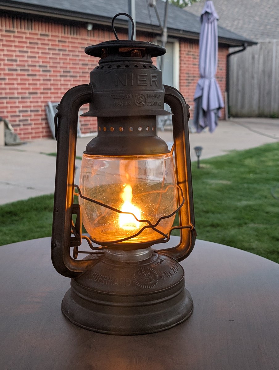 josefius's tweet image. An early 1920s #feuerhand nr260 #german #lantern that was exported up until the mid 1930s when it was only available in germany due to government restrictions. I love burning a lantern in the early evening sitting out back with my Chickens.