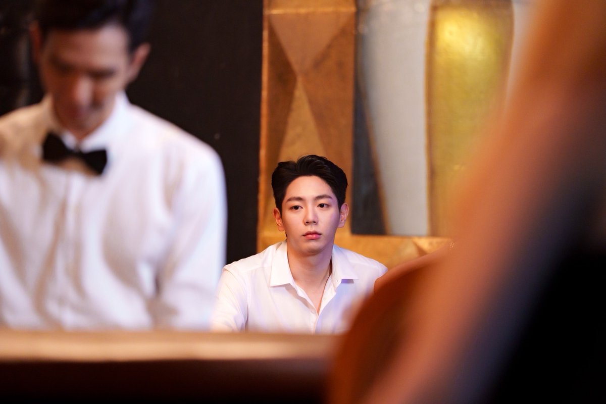 Hello_asian's tweet photo. “อัพ-ภูมิ” ครองกระแส!! เคมีพุ่งสนั่นโซเซียล
ในซีรีส์ WeTV Original “Love of Silom รักแห่งสีลม”
#UPANDPOOMOFFICIAL
#UpPoom #อัพภูมิ
#Uppoompat
#Poompps
#รักแห่งสีลม #LoveOfSilomTheSeries

กระแสแรงไม่มีแผ่ว!! นาทีนี้ต้องยกให้ซีรีส์ WeTV Original เรื่อง “Love of Silom รักแห่งสีลม”            ที่กำลังถูกพูดถึงอย่างถล่มทลายในโลกโซเชียล หลังออกอากาศเพียง 2 ตอนแรก ก็สามารถกวาดกระแสไวรัลได้อย่างรวดเร็ว ด้วยเคมีสุดลงตัวของสองนักแสดงนำ อัพ ภูมิพัฒน์ เอี่ยมสำอาง และ ภูมิ ภูริพันธ์ ทรัพย์แสงสวัสดิ์ ที่โคจรมาสาดความฟินให้แฟนๆ ได้อินหนักเกินต้าน แถมงานนี้ไม่ว่าจะเลื่อนฟีดไปทางไหน ก็ต้องสะดุดกับมีม “คุณตำรวจสุดหล่อ” และ “น้องโฮสตัวท็อป” ที่ถูกแชร์ต่อกันสนั่นโซเซียล เรียกได้ว่าฮอตทั้งตัวซีรีส์และตัวนักแสดงแบบฉุดไม่อยู่เลยทีเดียว ซึ่งเบื้องหลังความปังครั้งนี้เกิดจากความทุ่มเทอย่างหนักของทั้งคู่ 
โดยฝั่งภูมิเรียกว่าทำถึงแบบสุดๆ เจ้าตัวลงทุนพัฒนาตัวเองอย่างจริงจัง โดยเฉพาะทักษะการเต้นที่ไม่เคยมีพื้นฐานมาก่อน ก็ยอมลงเรียนและฝึกซ้อมอย่างหนัก จนสามารถโชว์ลีลาบนหน้าจอได้อย่างน่าทึ่ง นอกจากนี้ยังฟิตหุ่นเต็มที่ ลดน้ำหนักกว่า 10 กิโลกรัมภายในเวลาเพียง 1 เดือน พร้อมปรับไลฟ์สไตล์จากสายหวานร้อยตามชื่อแฟนด้อมสู่โหมดหวานลบร้อยเพื่อบทบาทนี้โดยเฉพาะ
ด้านอัพก็ไม่น้อยหน้า งานนี้เจ้าตัวลุกขึ้นมาดูแลตัวเองอย่างจริงจัง ทั้งออกกำลังกายและเตรียมความพร้อมทางร่างกายอย่างเต็มที่ แถมยังก้าวข้ามขีดจำกัดของตัวเอง ด้วยการถ่ายทำฉากแอ็คชั่นสุดหิน ซึ่งถือว่าเป็นอีกหนึ่งโจทย์ยากที่แสนท้าทายเลยทีเดียว แต่อย่างไรก็ตามเจ้าตัวยังขอขอบคุณทีมงานและครูฝึกที่ช่วยพัฒนาศักยภาพ จนสามารถถ่ายทอดบทบาทออกมาได้อย่างมั่นใจ
เรียกได้ว่านอกจากเคมีบนหน้าจอที่ทำให้แฟนๆ ติดหนึบแล้ว เบื้องหลังความตั้งใจวินัยและความพยายามของทั้ง อัพ-ภูมิ ก็กลายเป็นอีกหนึ่งกระแสที่ถูกพูดถึงไม่แพ้กัน จนส่งให้ซีรีส์เรื่องนี้ยิ่งทวีความ          น่าจับตามองมากขึ้นในทุกตอนต่อไป