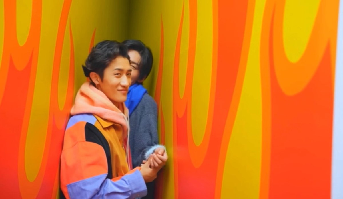 iwamoren's tweet photo. I wished they’d show the part on how hikaru ended up holding meme’s hand here なんで手掴んでんの背景知りたいねん(知ってるけど) https://t.co/XINjzrKMU0