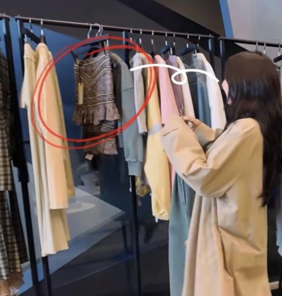 hiimninibara's tweet photo. I noticed something 👀 did Jennie bought it for Lisa / what? #Jenlisa https://t.co/cMydWQvdVZ