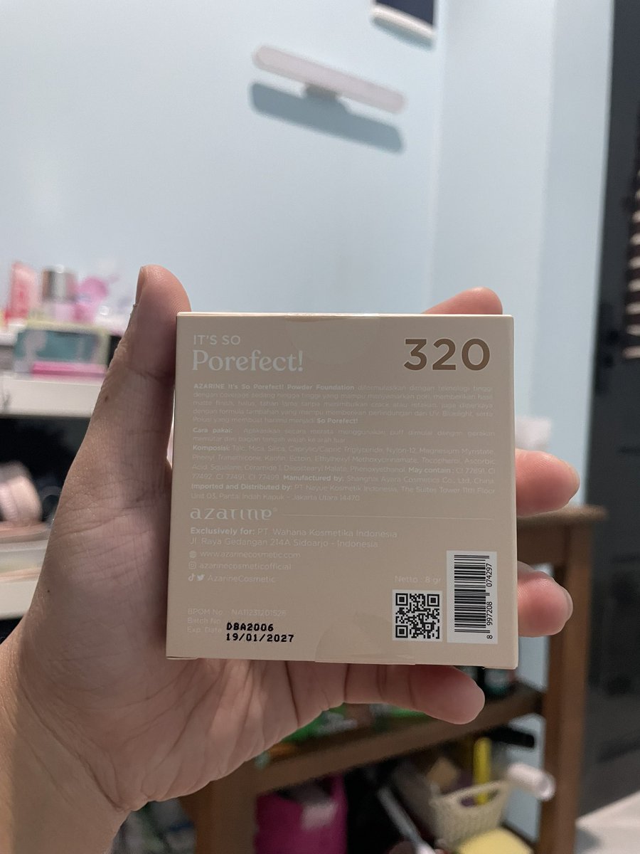 guys akuu dapet  free gift dari azarine, tapi shade nya kegelapan di akuu. powder foundation shade 320 truffle ada yg mau ga yaaa? gratisss!!! 

ambil ke daerah benhil yaaa, atau kalo mau pake gosend juga gas ajaa