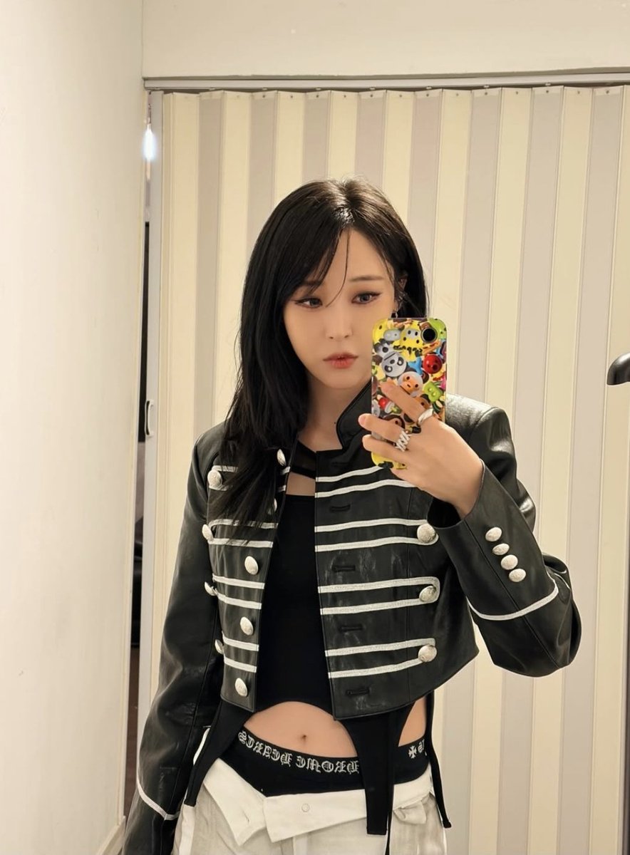 Moonbyul fazendo cover de welcome to the black parade