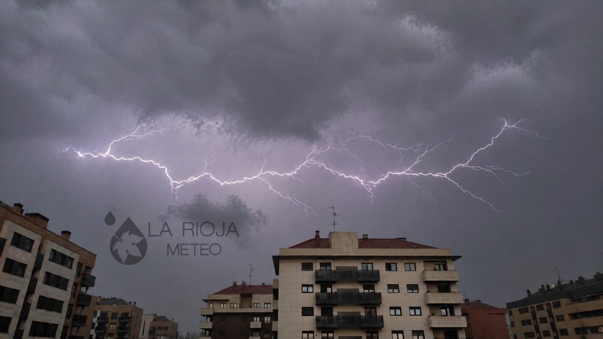 lariojaMeteo's tweet photo. Más imágenes de la tormenta que afectó a Logroño durante la tarde-noche de Ayer ⛈️ https://t.co/IczvdaHGD4