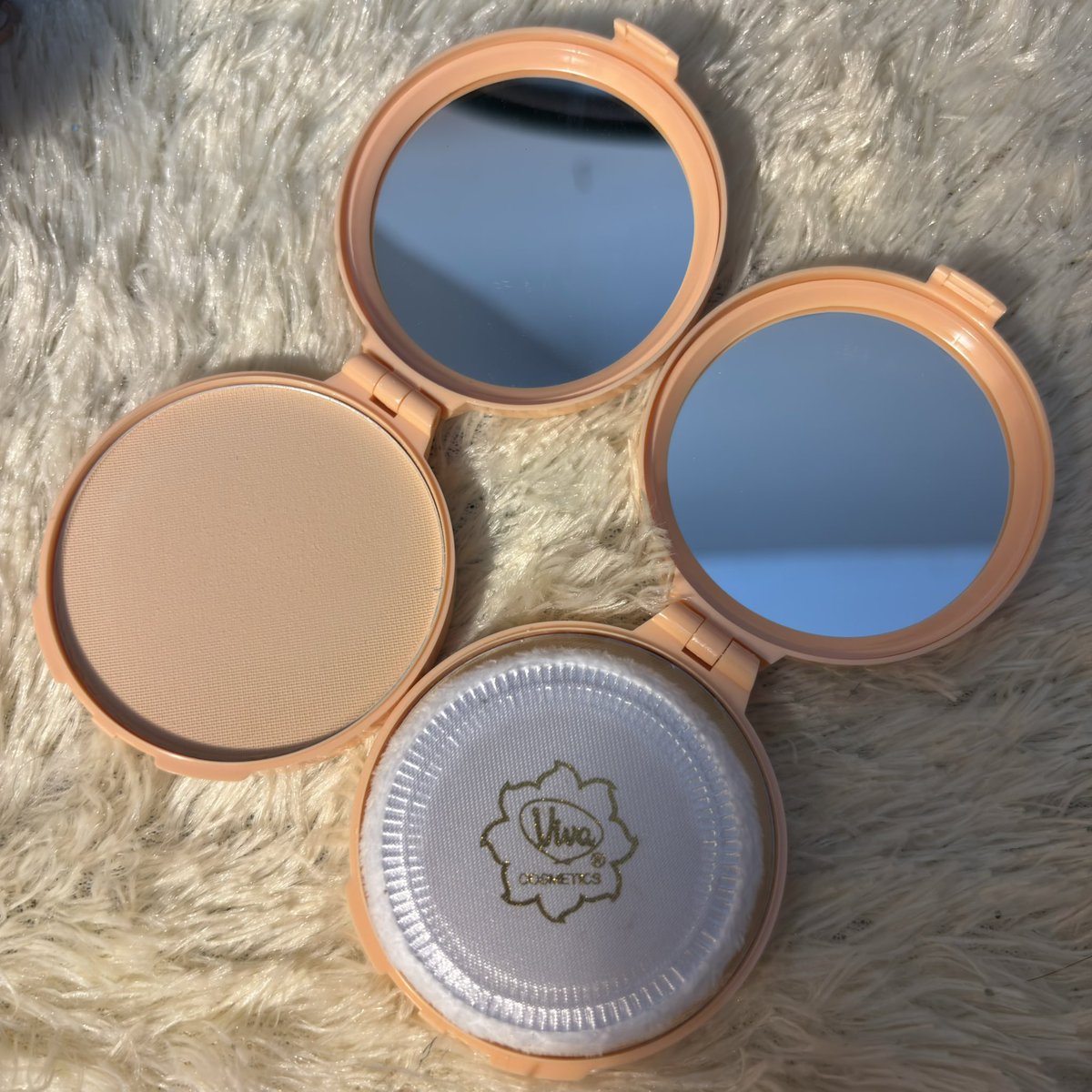 hellamessedup's tweet photo. sedangkan yang viva Compact Powder teksturnya lebih ringan, cocok banget buat untuk daily makeup!! 

👉🏻 https://t.co/0O16EhJsB2 https://t.co/XunbRpBFvX