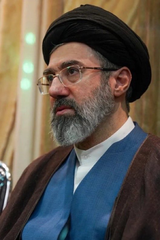 🔴 ایرانی سپریم لیڈر مجتبی خامنہ ای:

ہم اور ہمارے پڑوسی، جو خلیج فارس اور بحیرہ عمان کے پانیوں کے اُس پار ہیں، ایک مشترکہ تقدیر کے حامل ہیں۔

وہ اجنبی جو ہزاروں کلومیٹر دور سے لالچی عزائم کے ساتھ آتے ہیں، یہاں ان کے لیے کوئی جگہ نہیں—سوائے اس کے کہ وہ ان پانیوں کی تہہ میں جا