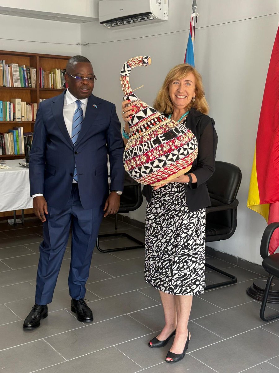 EmbEspRDC's tweet photo. Nous nous sommes engagés à travailler ensemble afin de renforcer nos relations bilatérales.🇪🇸🇨🇩 https://t.co/wlxYnW3tEm
