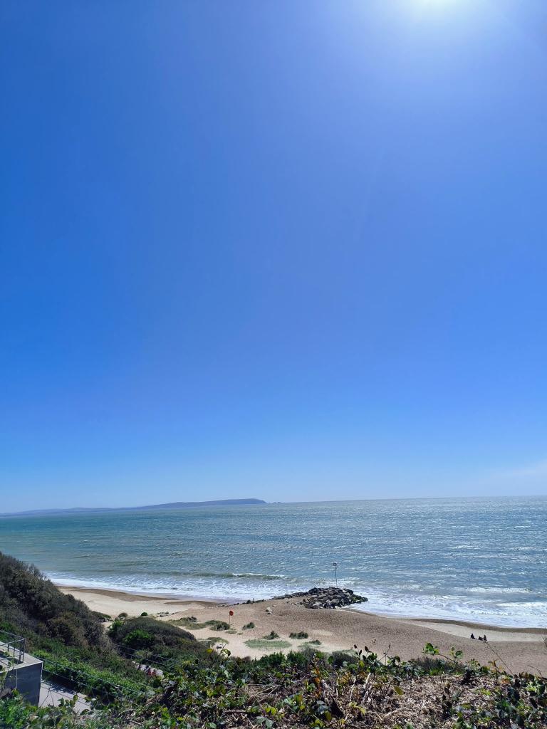 LadyGrace27's tweet image. Lunch with a view...🌊🌞
@HighcliffeC 

#thursdayvibes #sun #sea #coastline #dorset