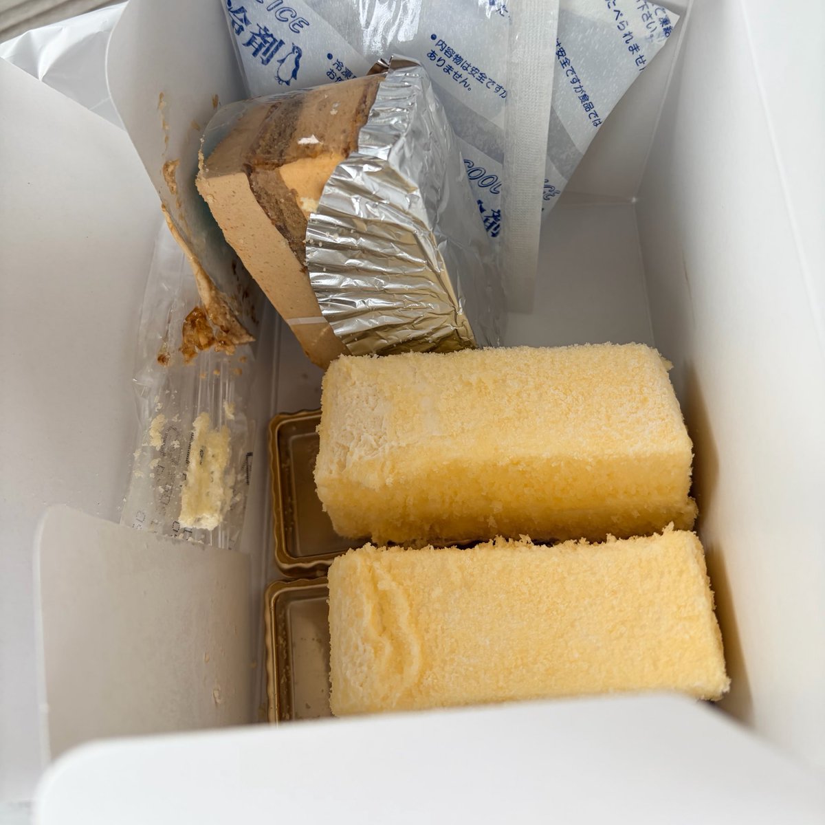ﾄﾞｳﾘｮ~、なんとケーキ粉砕芸人だった(縦になっているのは私のケーキ)