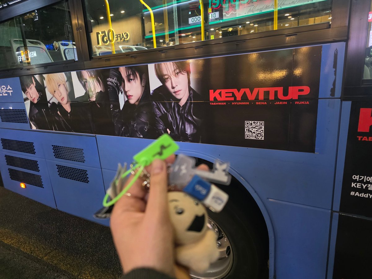 Floversclub's tweet photo. #AddYourKeyring #KEYVITUP #키빗업
밖에서 열심히기다려서 드디어봣네예 우하하
보람찹니다 https://t.co/5HBmCHoEsV