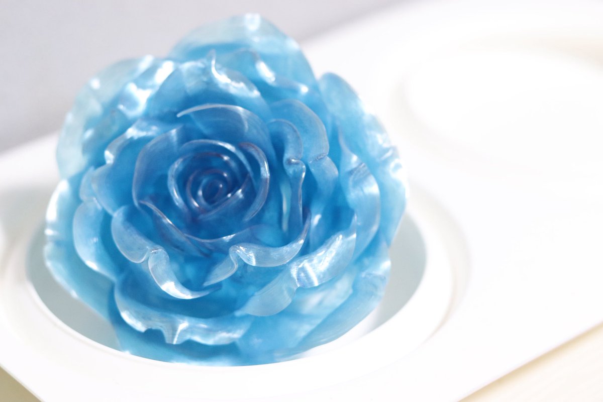 aya__sweets's tweet photo. 飴で作った薔薇
電子レンジで頑張って作ったから見て☺︎︎ https://t.co/Y32OHPJMm3
