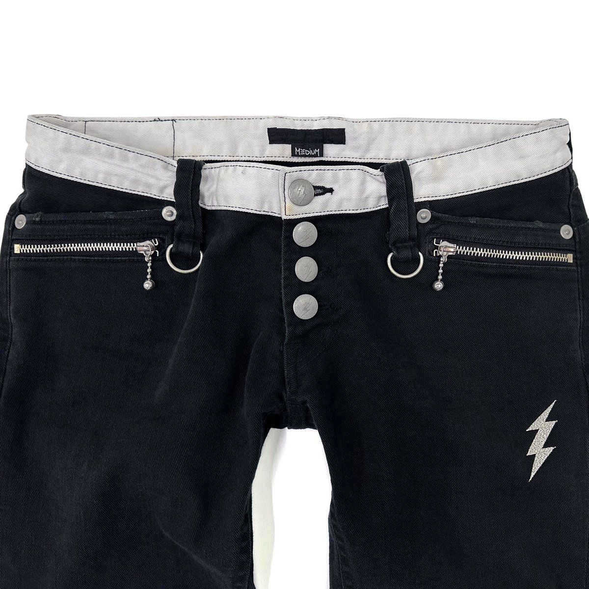 greed_store's tweet image. #creaturefromtheliving 

●「THUNDER STOMP 3」Stretch Pants
!!

フロントには迫力の19mm「THUNDER STOMP」オリジナル・タックボタン!!
生地は厚手のストレッチ・コットン!!
最後に特殊ビンテージ加工を施していまます!!

◎ご購入はコチラ
greedxxx.shop-pro.jp/?mode=cate&amp;amp;cbi…