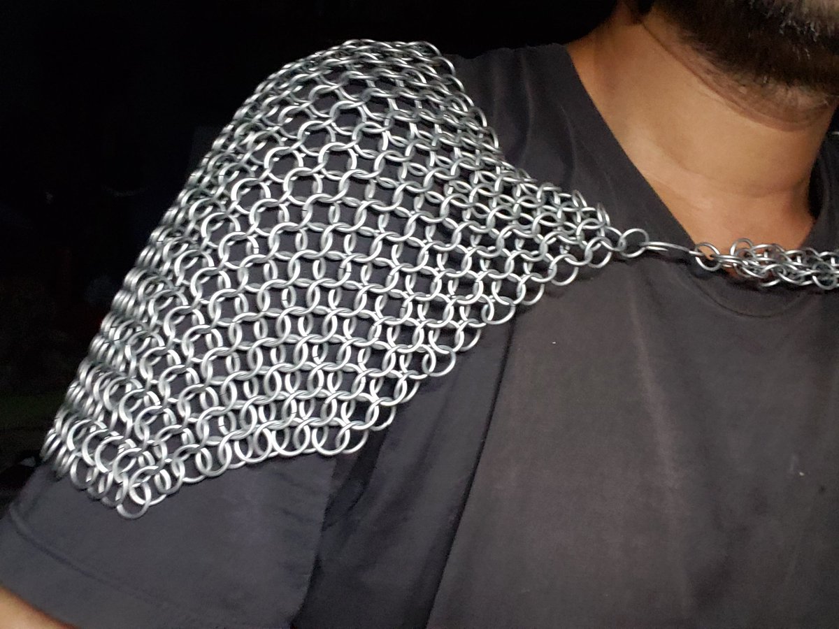 corvo_de_ferro's tweet image. Ombreiras em cota de malha @-@ cansado 
#medieval #chainmail #handmade