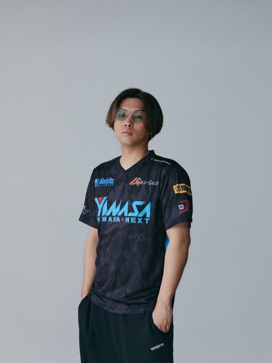TeamYAMASAの練習生として加入することになりました！前から海外大会に挑戦したかったので死ぬ気で頑張ります。TWTやEWCチケットの獲得に向かって頑張ります！まずは明日からのEVOJAPANの応援宜しくお願いします！
てかユニホーム似合ってる？大丈夫そ？