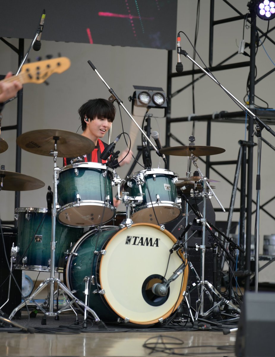 kyouu27's tweet photo. 4/29は大阪城音楽堂 にて
#SOUNDMAKERS の
ナンカノユメさん 4/6
いつもカッコよくドラムを演奏
サポートドラムのりくさん
(ドラマーの撮影はムズい😅)
#ナンカノユメ
#邦ロック https://t.co/7CDy1IpNbw