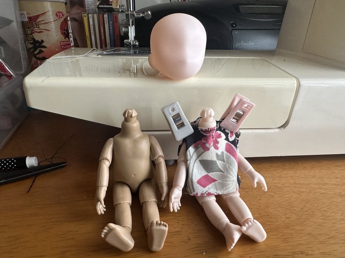 peach_buttocks's tweet photo. ワタクシ…
暇すぎて ちまちま始めました笑

ゲームのキャラを作りたくて
買ってきたのはいいけど
丸々とした子とドールのままの子
2通り作って見ようかと。

とりあえず家に在庫ある布で試作。
ゴールデンウィークに
ちまちま作りますw https://t.co/umNDG0nYCV