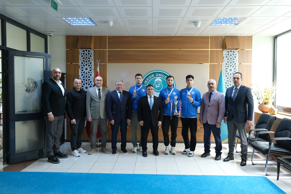 balikesiruni's tweet photo. Şampiyon Taekwondojulardan Rektör Oğurlu’ya Ziyaret

19-21 Nisan tarihleri arasında Burdur’da düzenlenen Türkiye Üniversiteler Arası Taekwondo Şampiyonasında Balıkesir Üniversitesi sporcuları önemli başarılara imza atarak büyük bir gurur yaşattı. Erkek takım kategorisinde mücadele eden BAÜN’lü sporculardan Mehmetcan Gülmez, Mehmet Orak ve Alper Güneş; Türkiye şampiyonu oldu. Başarılı sporcular, bu sonuçla erkek takım genel klasmanında da 1.’lik kürsüsüne çıkarak önemli bir başarı elde etti. Bireysel kategoride Mehmetcan Gülmez, Türkiye 2.’si olarak kürsüde yer aldı.

Elde edilen bu önemli başarıların ardından BAÜN’lü sporcular antrenörleri Ali İlgün ile birlikte Balıkesir Üniversitesi Rektörü Prof. Dr. @YucelOgurlu’yu makamında ziyaret etti.

Rektör Yardımcıları Prof. Dr. Cevdet Avcıkurt ve Prof. Dr. Fatih Satıl’ın yanı sıra Spor Bilimleri Fakültesi Dekanı Prof. Dr. Zekeriya Göktaş, Rektör Spor Danışmanı Öğr. Gör. Ali Eren Demirezen ve Sağlık Kültür ve Spor Daire Başkanı Mustafa Cem Hamzaoğlu’nun da yer aldığı ziyarette sporcular, şampiyona süreci ve elde ettikleri dereceler hakkında bilgi verirken, Rektör Prof. Dr. Yücel Oğurlu da öğrencileri ve antrenörleri başarılarından dolayı tebrik etti.

Ziyaret, günün anısına çekilen hatıra fotoğrafı ile sona erdi.