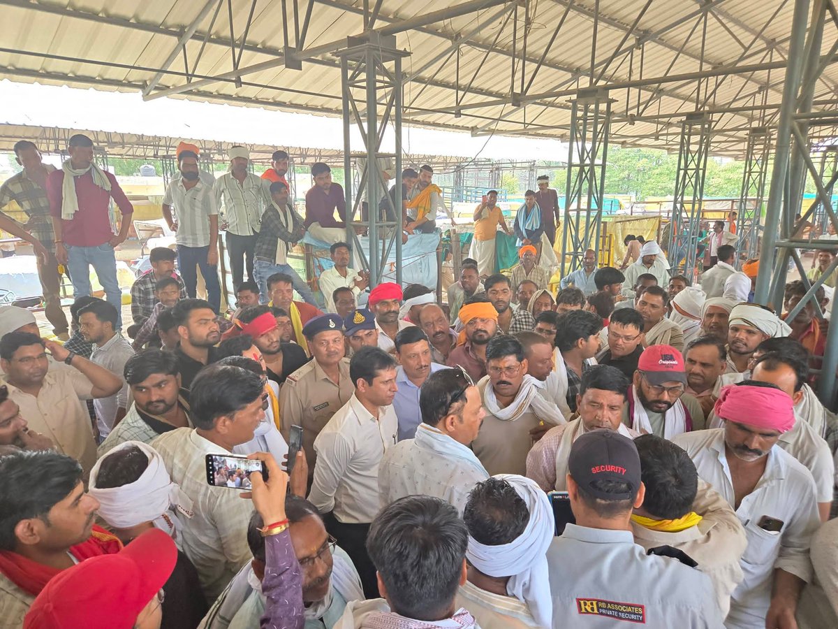 CDatia's tweet photo. किसानों को उपज का उचित मूल्य मिले, भुगतान में न हो विलंब: कलेक्टर

कलेक्टर द्वारा इंदरगढ़ मंडी का औचक निरीक्षण।

अधिक जानकारी के लिए 👉https://t.co/xnxZnpMuEb

@DrMohanYadav51 @CMMadhyaPradesh @JansamparkMP
#दतिया #CollectorDatia #swapnilwankhadeias #MadhyaPradesh #इंदरगढ़ https://t.co/u2oAPCeCgG