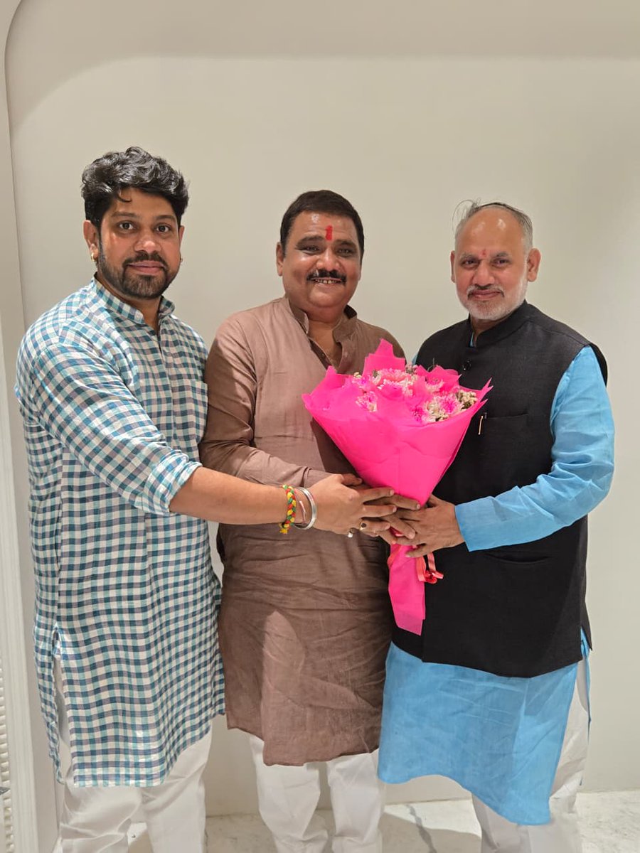 JPBhaiBJP's tweet image. आज हमारे अज़ीज़ मित्र श्री विकास शर्मा जी के नए घर के गृह प्रवेश कार्यक्रम में शामिल होकर उन्हें हार्दिक शुभकामनाएं दीं। 🏡🙏
ईश्वर से प्रार्थना है कि उनके नए घर में सदैव सुख, शांति और समृद्धि का वास बना रहे।

#GrihaPravesh #NewHome #BestWishes #Happiness #Prosperity #JaiPrakash