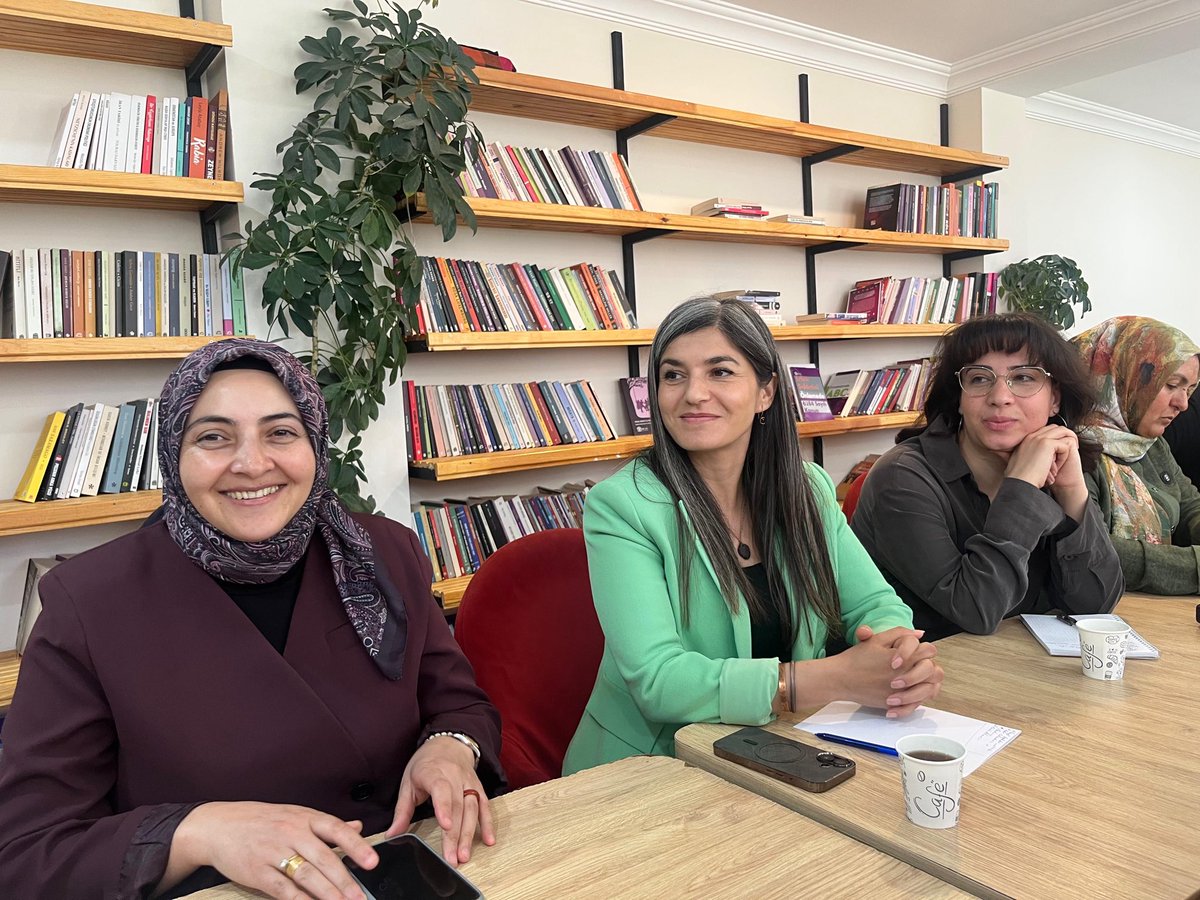 neslihansedal65's tweet photo. Bugün Van Büyükşehir Belediyesi Kadın Meclisi toplantımızı, Erciş Belediyemiz ev sahipliğinde gerçekleştirdik. 
Yaptığımız çalışmaları değerlendirdik, kadın politikalarının daha güçlü bir şekilde hayata geçirilmesi gerektiğini tartıştık. 
Yerel yönetimlerle kadın özgürlükçü sistemimizi geliştirerek, demokratik toplumu kadınların öncülüğünde inşa edeceğiz.

#JinJiyanAzadî 

@DEMPartiDYYK @GABBbirligi