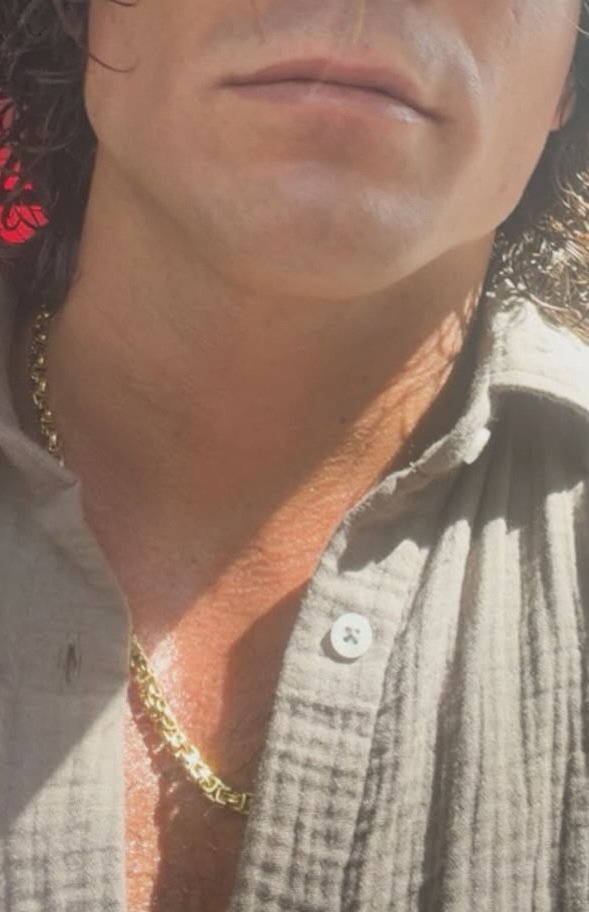 I'm obsessed with the beauty of that sharp jawline and lovely neck with that gold necklace.
#CanYaman #جان_يامان