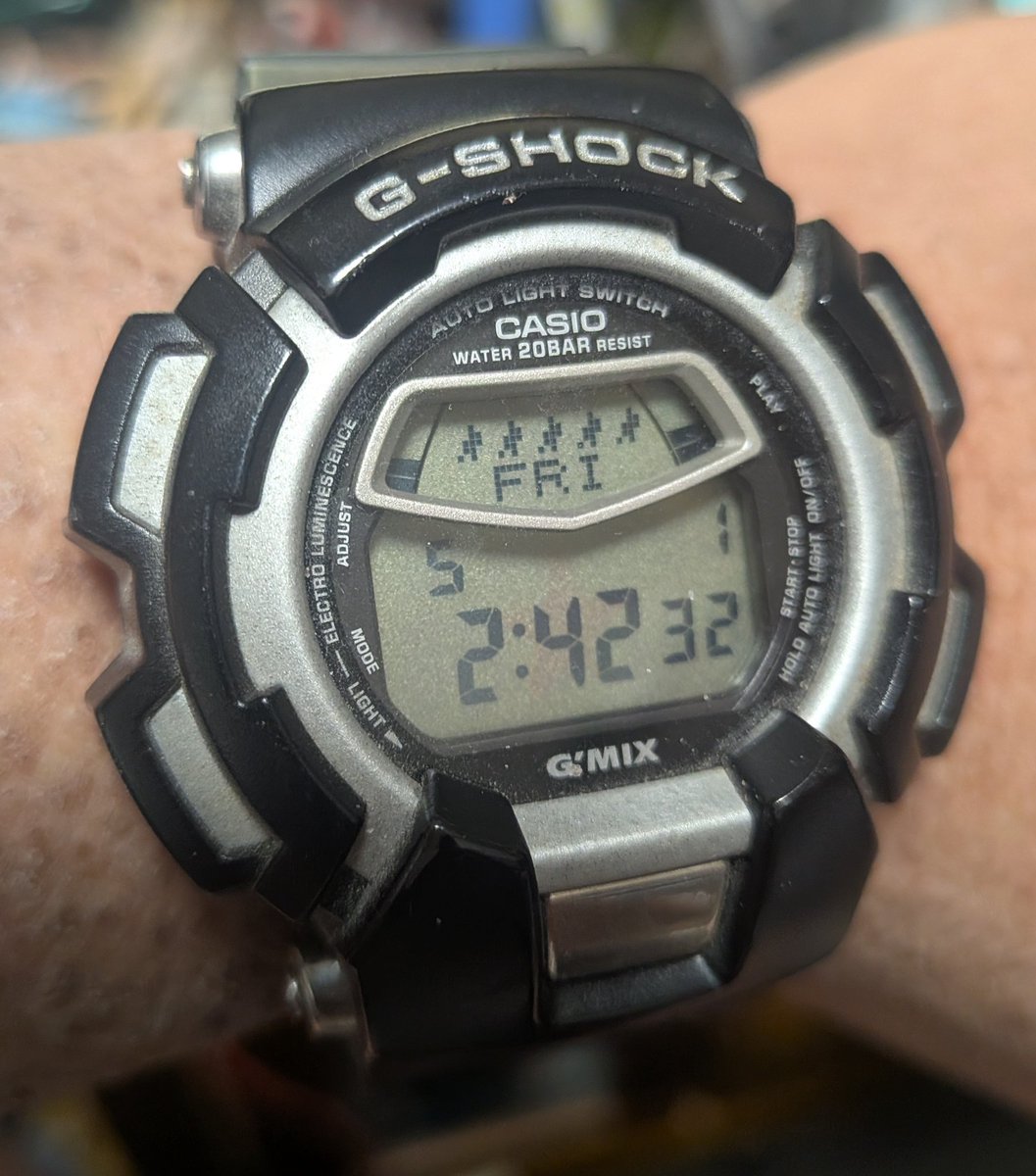 minatosho110's tweet image. 今日の通勤の時計8本目はG-SHOCKのG'MIXです。ハードオフでかなり汚い状態で、千円くらいで買ったと思います。
ボタンを押すと音楽が鳴ります。最初びっくりしました。 
#腕時計 #G-SHOCK