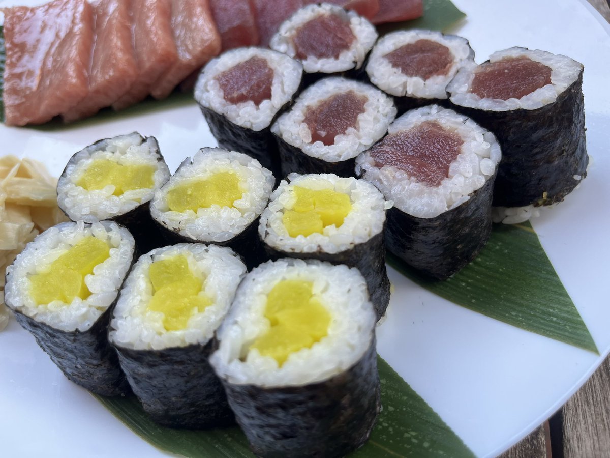 Tiriti1's tweet photo. Plat combinat. Sashimi de tonyina, maki de takuan, maki de tonyina i oniguiri d’anguila https://t.co/wDkGXiciRD