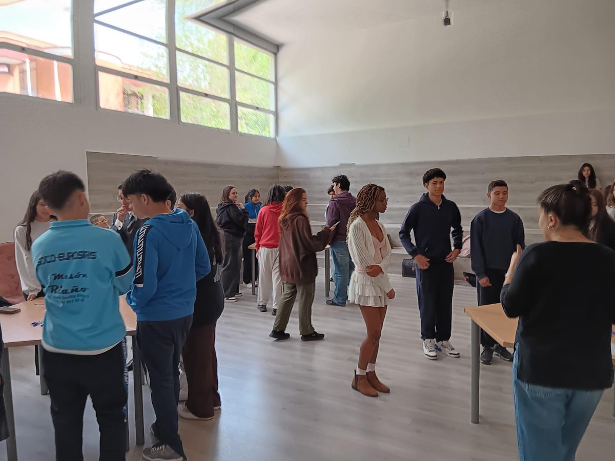 iesquevedo's tweet image. El alumnado de la Comisión de Igualdad en el encuentro en el IES Las Musas, al que han asistido profesionales del Espacio de Igualdad y del Espacio Joven de Paz, para trabajar la educación sexoafectiva #EPAS #EscuelasEmbajadoras #erasmusplus #iesquevedo #educacionpublica 🫂🇪🇺🇪🇺🇪🇺
