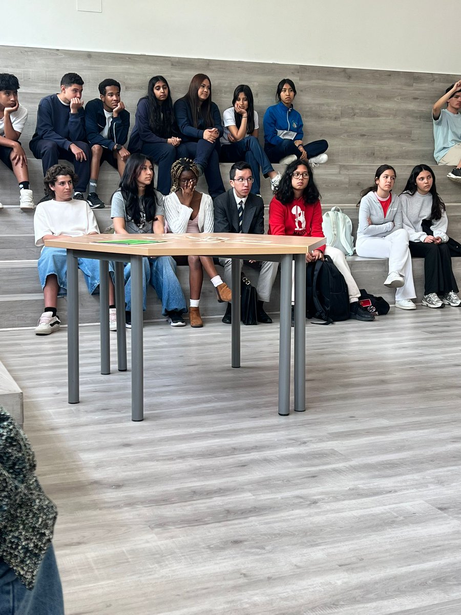 iesquevedo's tweet image. El alumnado de la Comisión de Igualdad en el encuentro en el IES Las Musas, al que han asistido profesionales del Espacio de Igualdad y del Espacio Joven de Paz, para trabajar la educación sexoafectiva #EPAS #EscuelasEmbajadoras #erasmusplus #iesquevedo #educacionpublica 🫂🇪🇺🇪🇺🇪🇺
