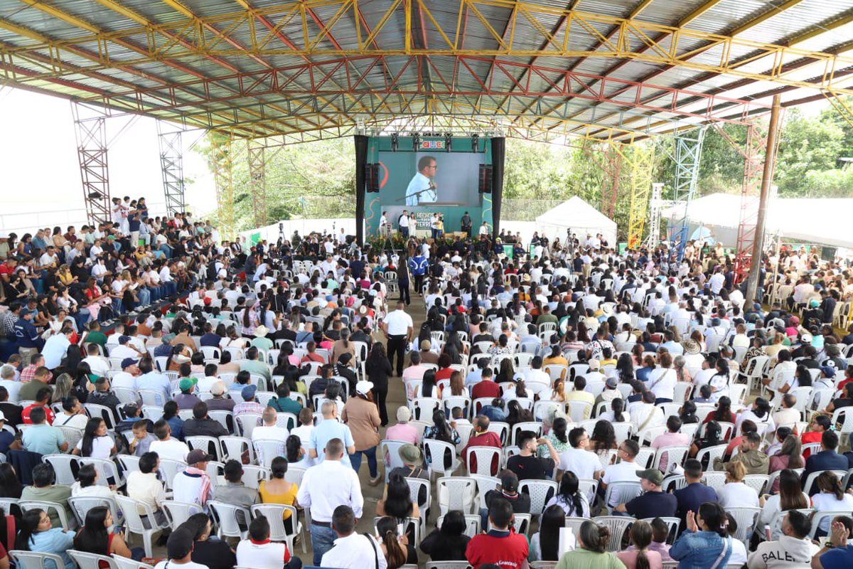 OctavioGuzmanGu's tweet photo. Siempre será grato volver a La Sierra, al corazón del Macizo Colombiano. Este territorio es la expresión viva de la diversidad y la resistencia, donde convergen campesinos, pueblos indígenas y comunidades afro que han sostenido la historia del Cauca con dignidad. 

Hoy no venimos únicamente a rendir cuentas. Venimos a mirarnos de frente, como corresponde a un gobierno que entiende que su legitimidad se construye en el territorio, allí donde las decisiones no son abstractas sino reales, donde impactan la vida cotidiana y donde la gente exige respuestas.

Bienvenidos a nuestra Audiencia Pública de Rendición de Cuentas “Hechos que nacen del territorio”.

#CaucaRindeCuentas2025