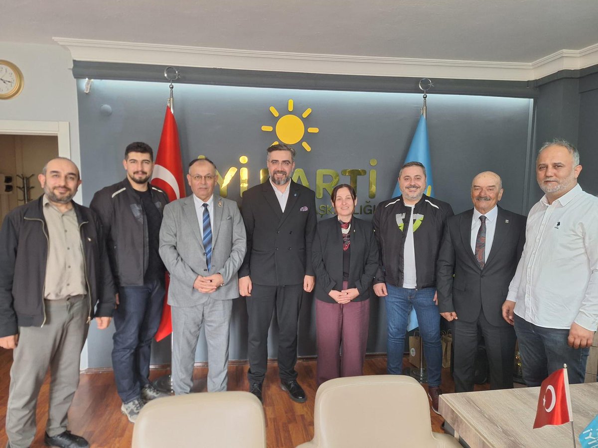 deva_umraniye's tweet image. İlçe Başkanımız Faik Eren ve yönetim kurulu üyelerimizle birlikte, İYİ Parti Ümraniye İlçe Başkanlığı’nı ziyaret ettik. Hoş sohbet ve Misafirperverlikleri için teşekkür ederiz. 🤝🏼

#Ümraniye #DEVA #İYİParti #Siyaset @f_eren_ @devapartisi @iyiparti