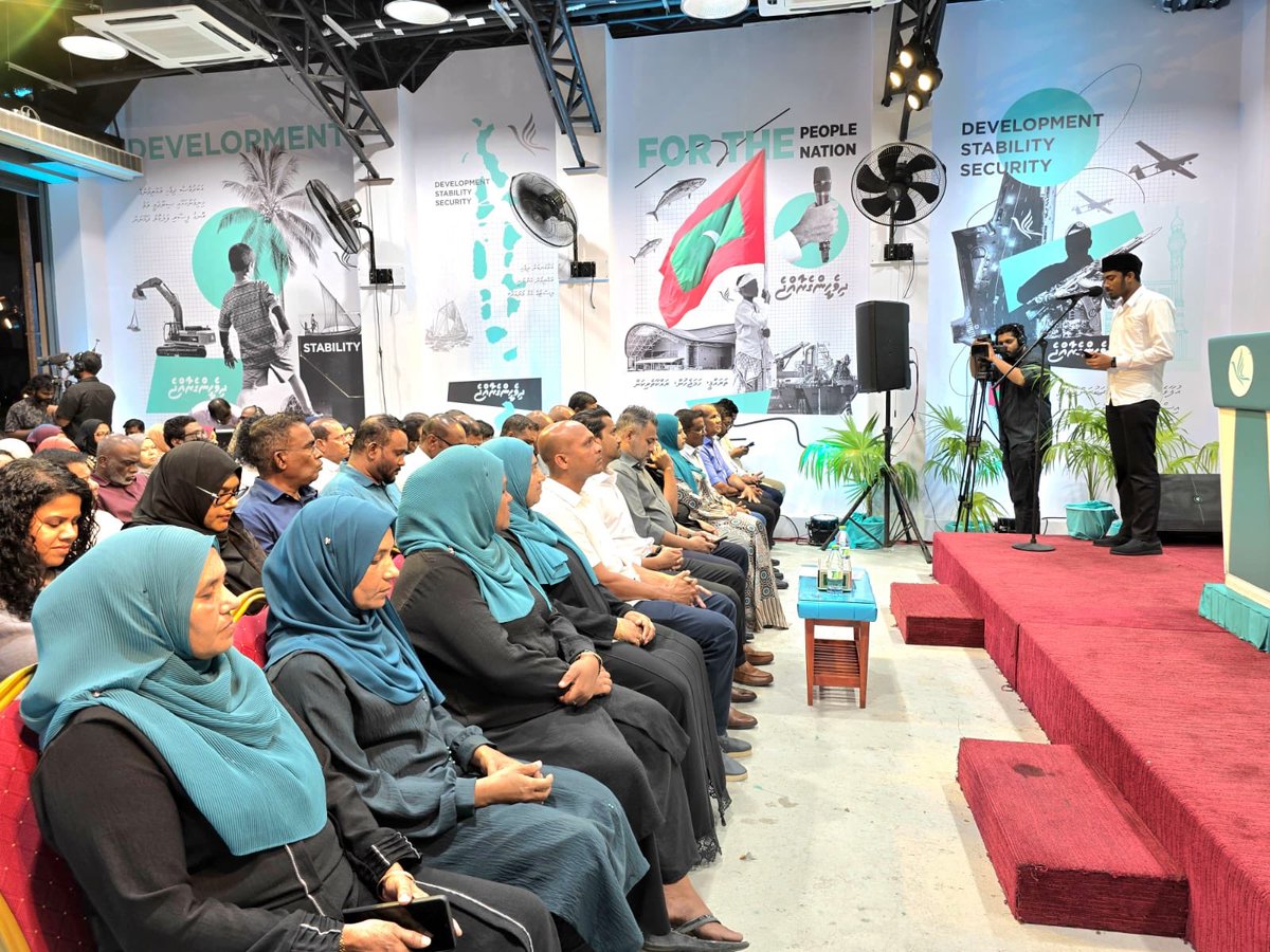 Zarra_zeday_zaa's tweet photo. ލޯކަލް ކައުންސިލް  އިންތިޚާބު 2026 ގައި ބ. ކެންދޫ ގެ ކޮންގްރެސް ޕާޓީގެ ކެންޑިޑޭޓުން ހޯދާފައިވާ ތާރީޚީ ކާމިޔާބީ ފާހަގަ ކުރުމަށް ބާއްވާ  ޚާއްޞަ ޙަފްލާ ފެށިގެން ކުރިޔަށް ..!!
.
.
#DhiveheengeRaajje
#CongressPartyMV https://t.co/pGql1Prl0g