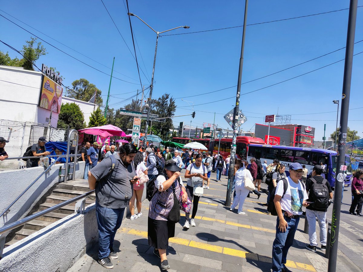 jimenez_fco015's tweet image. @MetroCDMX ¿En qué momento mandarán las unidades de apoyo para la #LineaB del #metro que presentó fallas desde hace más de una hora?, los que pagamo$ la entrada al momento de presentar fallas nos sacaron sin devolvernos el costo del boleto y aún NO mandan el apoyo

#metrocdmx