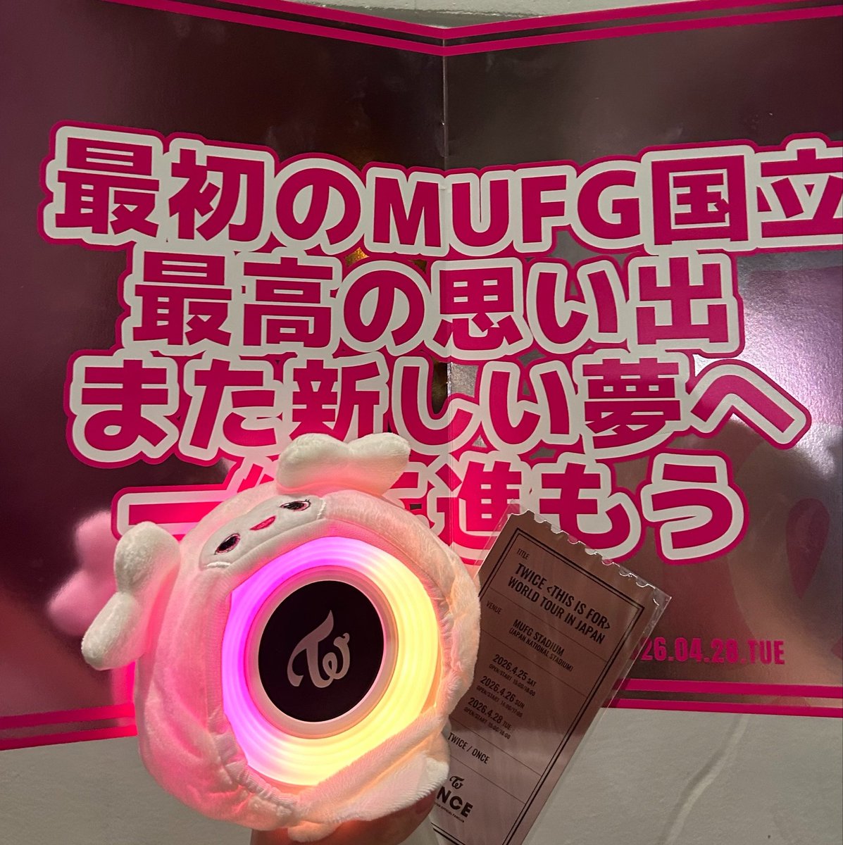 9WICEs2's tweet photo. 初オーラス初遠征初国立ありがとう🍭
大好きなTWICEちゃんが大量のONCEに囲まれながら自信と幸せに満ち溢れた表情でキラッキラに輝いてて、自分にとってこれ以上の幸せはないなって🥲
あと会ったonceさん全員初対面で楽しかったし友達作りがんばろって思った🥹 https://t.co/YuObewbQlC