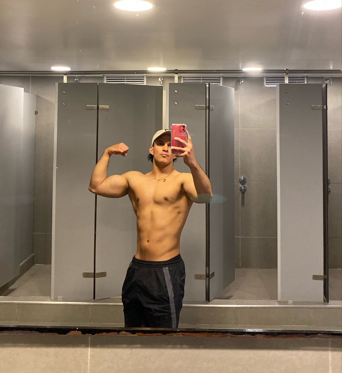 andresnarvaezs_'s tweet image. Check in the mirror 🫢

#boys #Medellín #trainig #virałpost