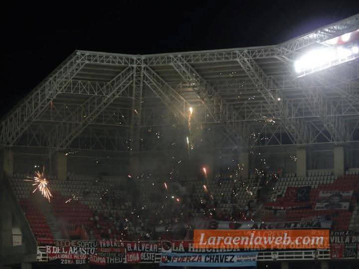 VENEZUELA 2013- FASE DE GRUPOS VS DEPORTIVO LARA

SIN NECESIDAD DE HABITANTES VENEZOLANOS EN LA TRIBUNA Y DARLE CAMISETAS.

LA HINCHADA MÁS POPULAR