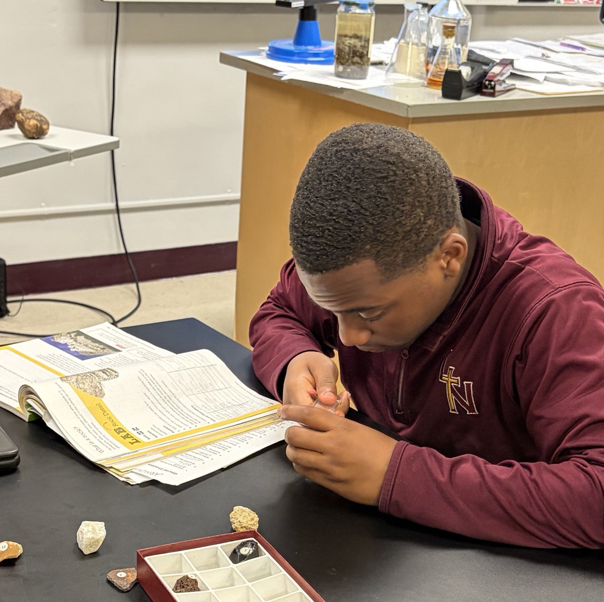 lncrusaders's tweet image. Learning goes hands on in 7th grade science!

Mr. Wenger’s geologists continued their exploration of the Earth in today’s lab, observing the differences in texture, color, and minerals that make up rocks. 

#AchieveBelieveBelong #LNStrong #HandsOnLearning